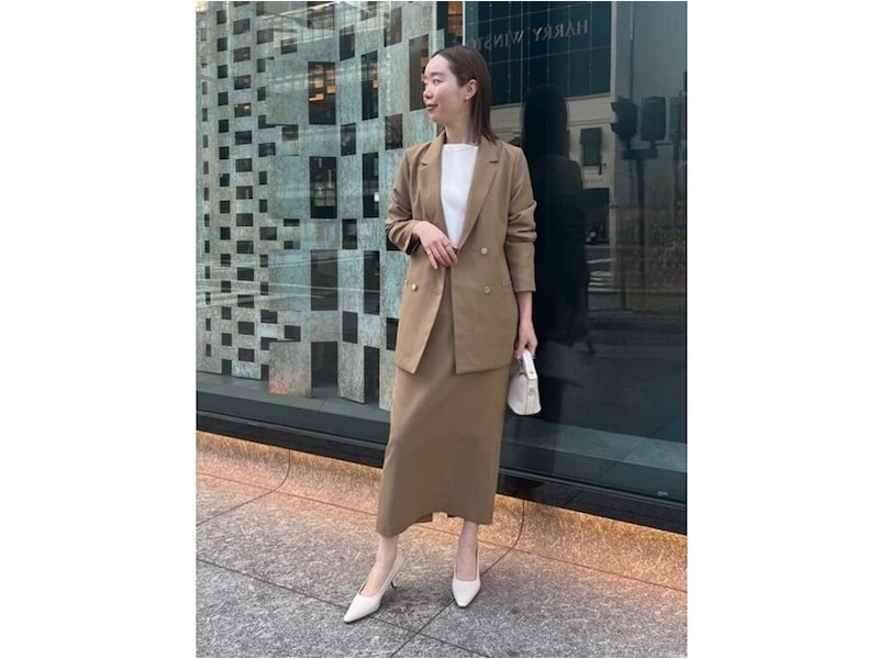 ジャケット＆スカートのきれいめなセットアップも展開しています　出典：WEAR