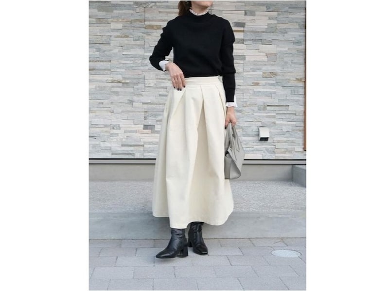 モノトーンのフェミニンスタイルはぜひこの春取り入れたい着こなし　出典：WEAR