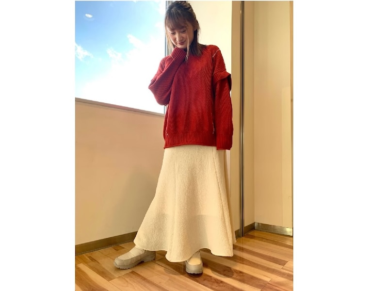 ホワイト系のスノーブーツはフェミニンコーデにもなじませやすい 出典:WEAR