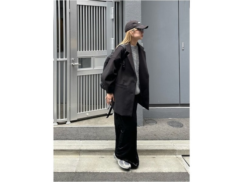 クリーンなチェスターコートとスポーティーなリュックでミックスコーデ 出典:WEAR