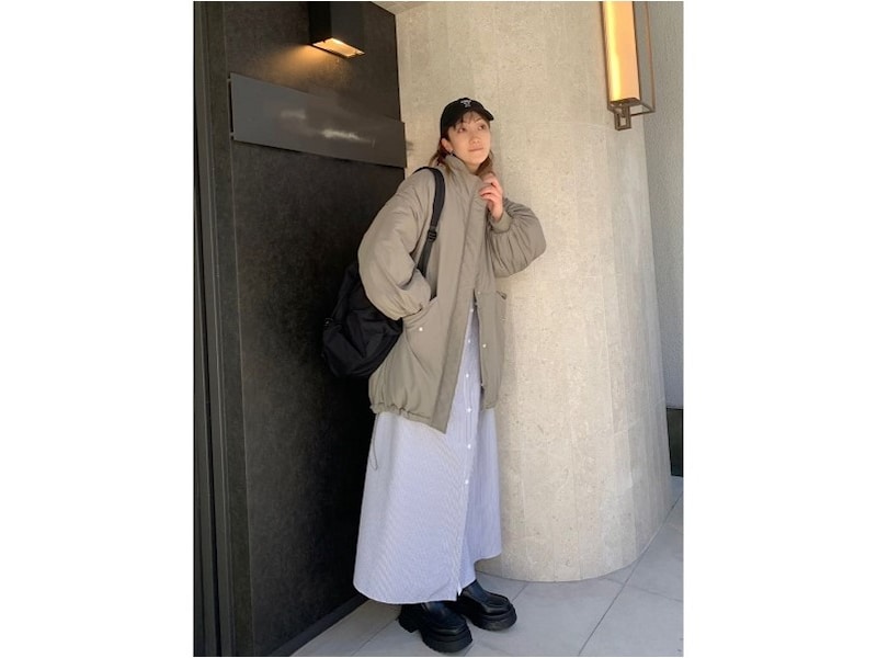 ボリューミーなアウターも素材感が似ているとなじませやすい 出典:WEAR