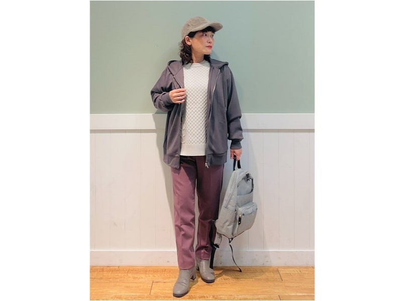 ニュアンスカラーのリュックならどんなカラーコーデにも溶け込む 出典:WEAR