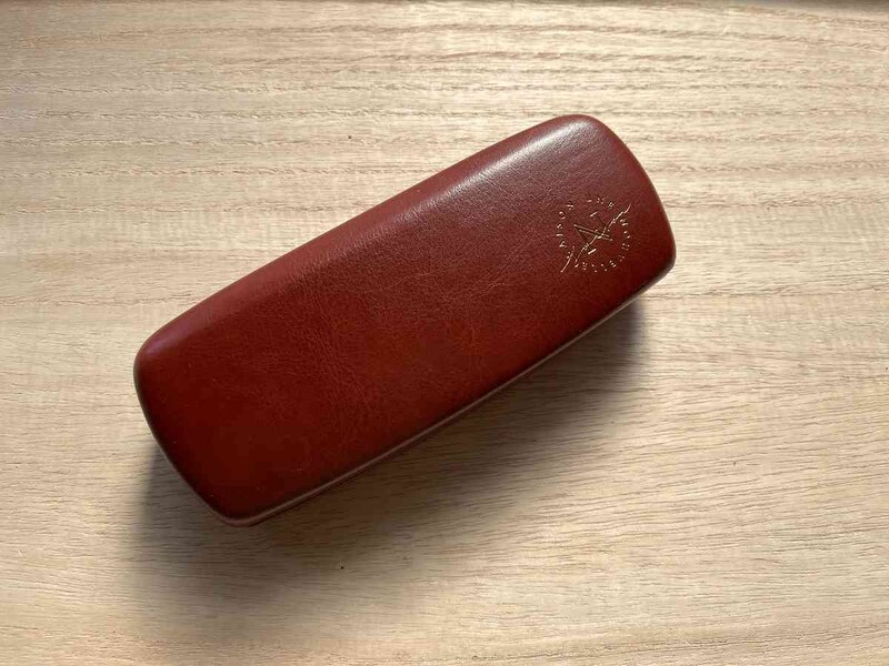 セリアの「メガネケース ハードタイプ」