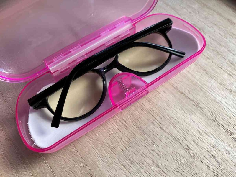 セリアの「メガネケース 半透明」は中でメガネが動かないようになっている