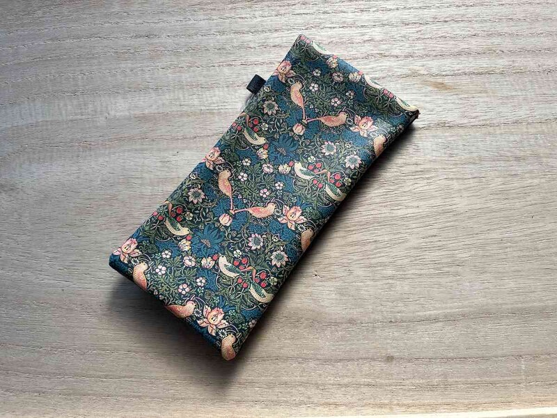 セリアのウィリアム・モリスデザイン「メガネケース」