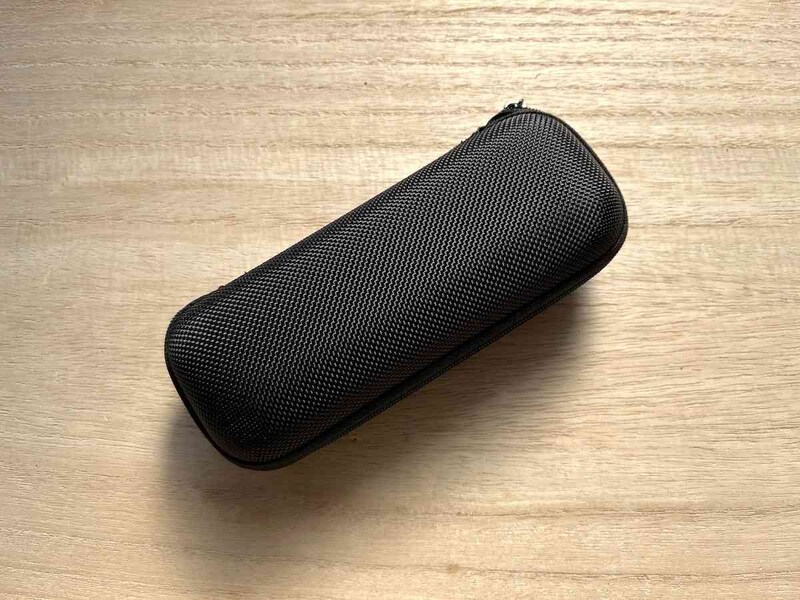 セリアの「メガネケース ファスナー式」