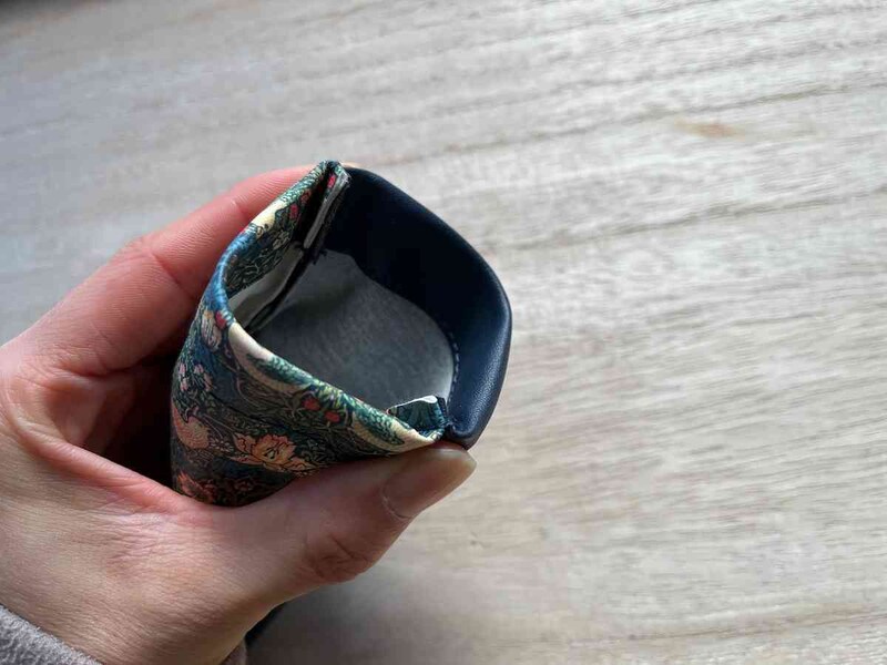 セリアのウィリアム・モリスデザイン「メガネケース」は口の部分が開く