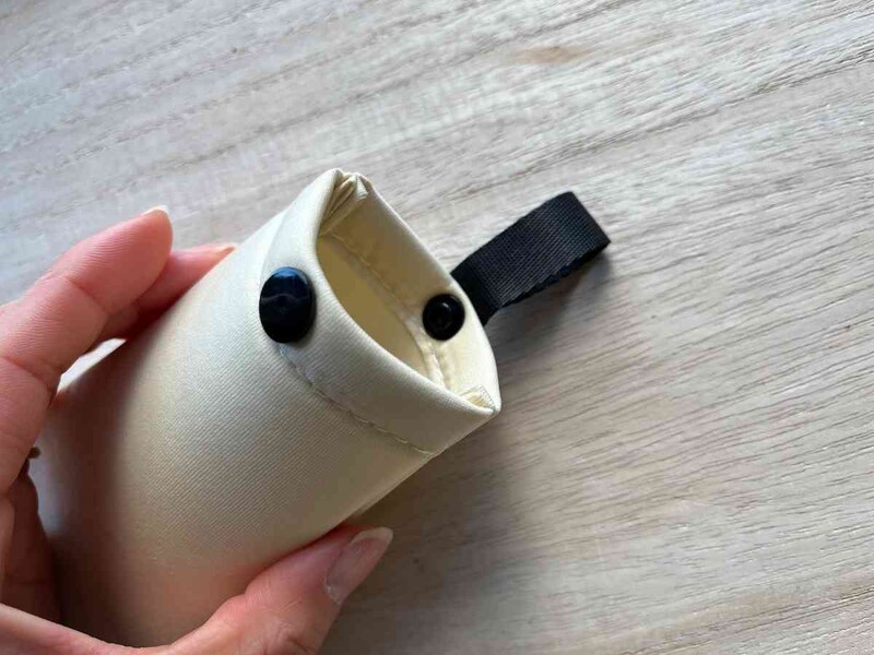 セリアのバッグなどにもつけられる「メガネケース」は口の部分が開く