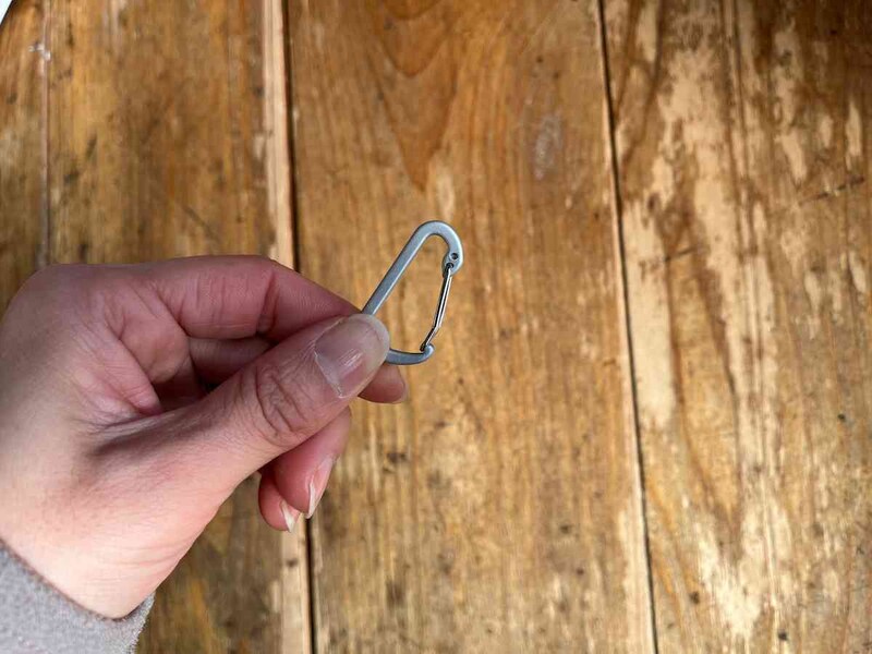 セリアの「カラビナ キーフック スリム4P」はコンパクトなサイズ