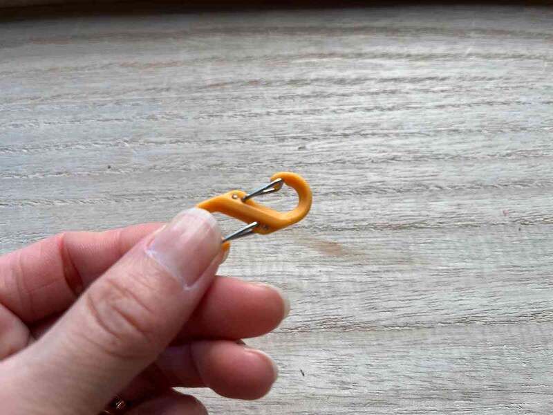 セリアの「カラビナ S字 5P」は上と下にフックがついている