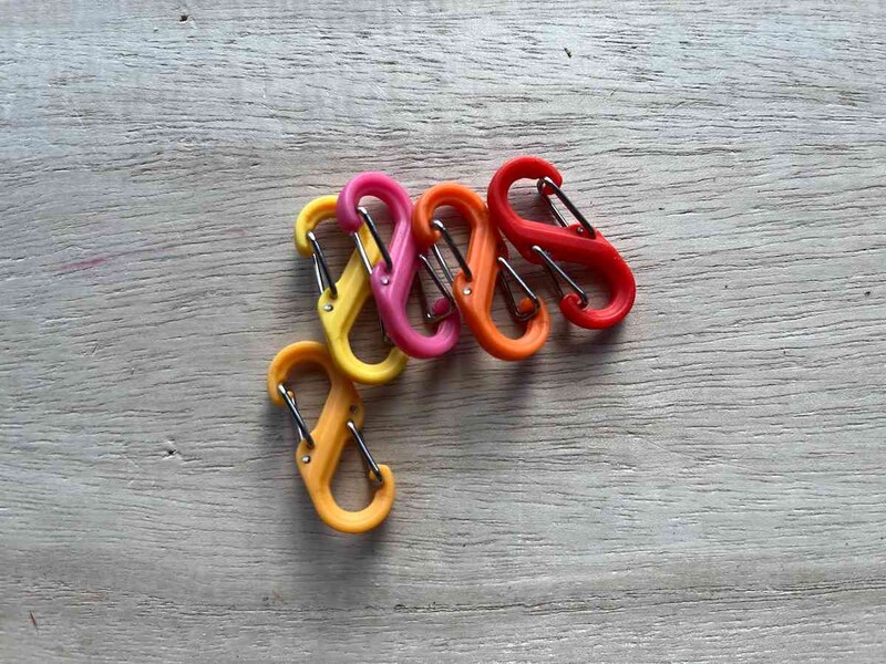 セリアの「カラビナ S字 5P」は色違いの5個セット