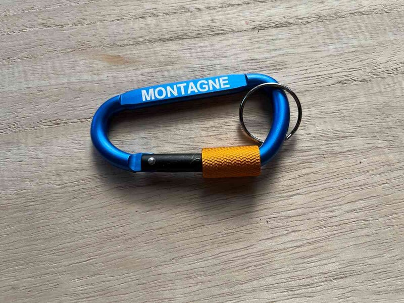 セリアの「ネジロックカラビナ」はネジを回して固定する