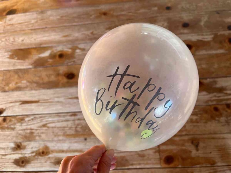 セリアの「コンフェティバルーン バースデー」は内側に飾りが入っている