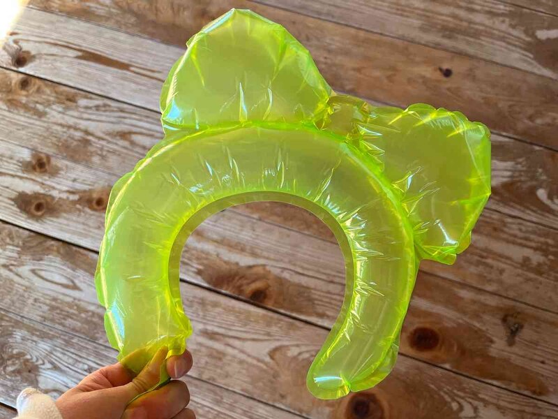 セリアの「リボンバルーン カチューシャ」は頭につけることができる
