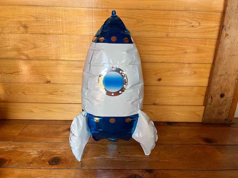 セリアの「パーティーバルーン ロケット」は立たせることができる