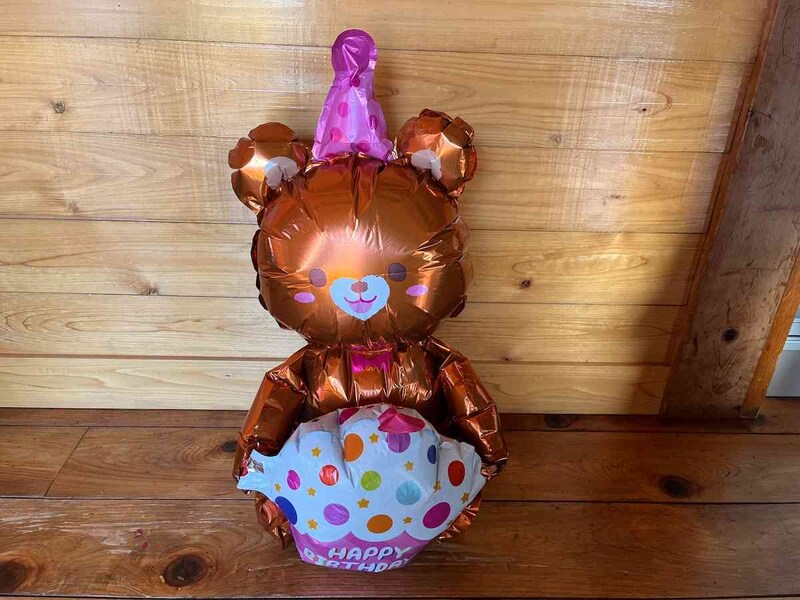 セリアの「アルミバルーン ケーキベア」を膨らませたら、付属のテープでクマとケーキをつける