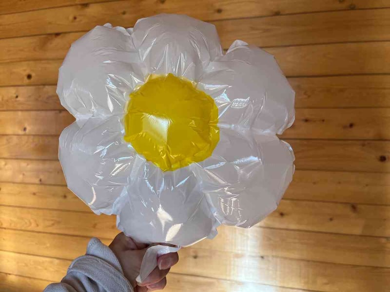 セリアの「デイジーバルーン」を膨らませると花ができる