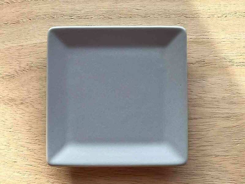 セリアの「カラースクエアプレート」