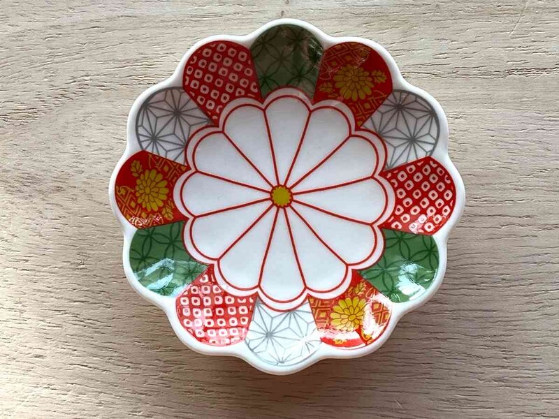 セリアの「豆皿　小紋菊」