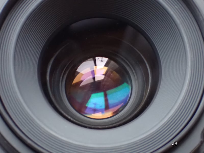 レンズ表面にキズがないかなど外観のコンディションも確認しよう