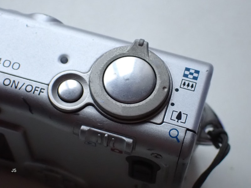 ズームレバーなど可動部分の動きに「粘り気」がないかも確認したい