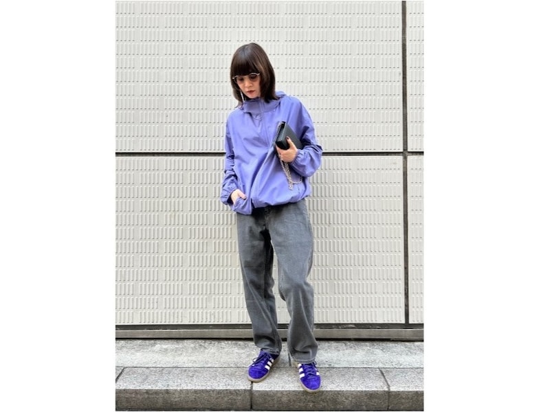 羽織るだけで雨除けにも紫外線対策にもなるパーカがあると安心です 出典:StyleHint