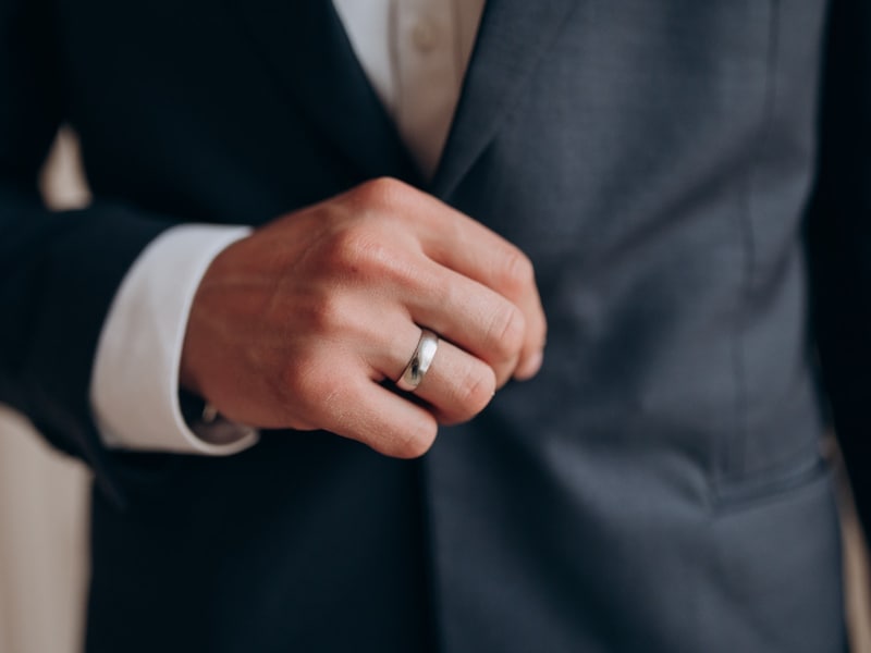 結婚指輪をはめたままの男性が多い気がするのはなぜか？