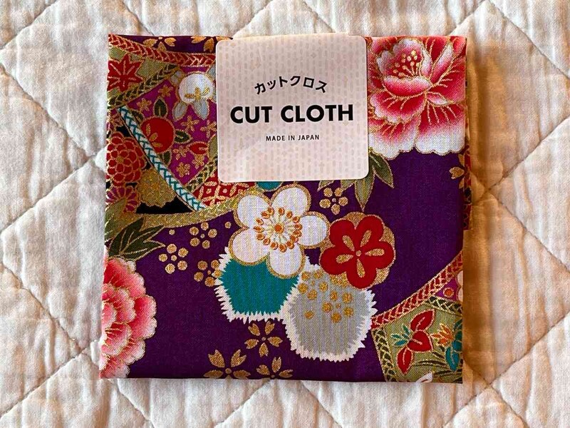 セリアの「カットクロス 金彩 開花3柄」