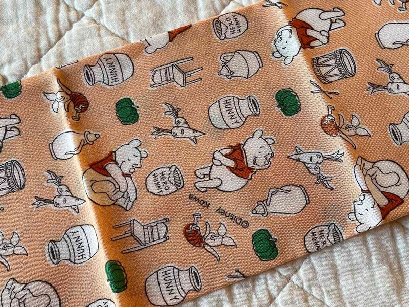 セリアの「カットクロス くまのプーさん」はオレンジベースで優しい色合い