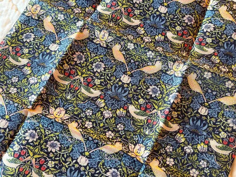 セリアの「カットクロス マスターピースコレクション WM いちご泥棒」は壁に飾ってもよさそう