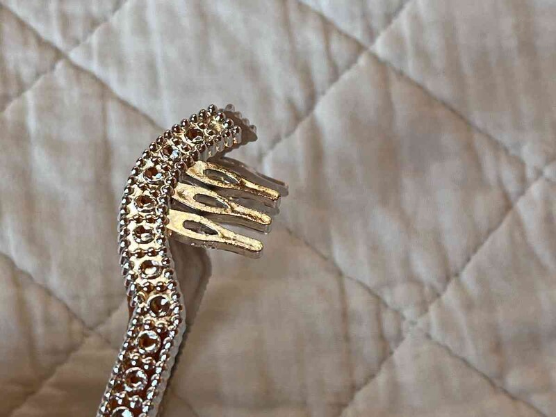 セリアの「きらきらラインストーンティアラ」は先端がくしになっている