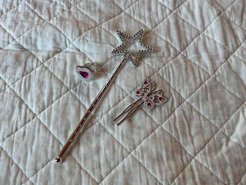 セリアの「プチかわプリンセス」はティアラのほかにアクセサリーがセットになっている