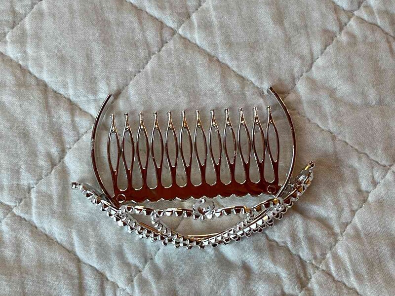 セリアの「プチかわプリンセス」はくし付きで髪に固定ができる