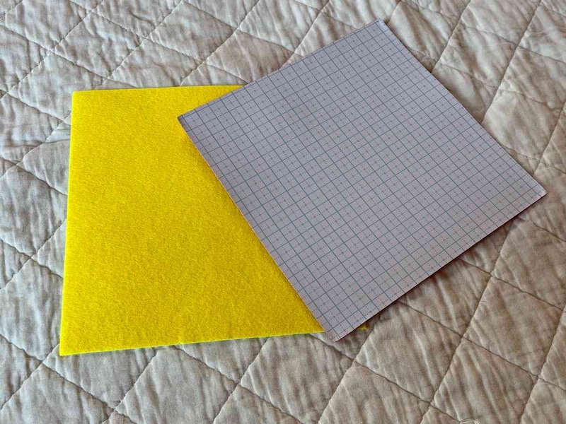 セリアの「貼れるシールフェルト」は好きな形にカットしたらすぐに使える