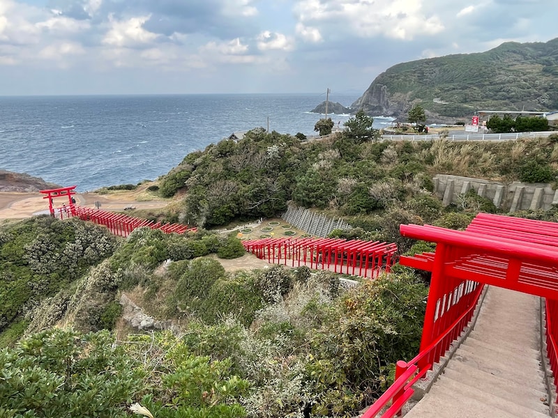 元乃隅神社。神秘的な景色が楽しめる場所のすぐそばに駐車場が整備されている
