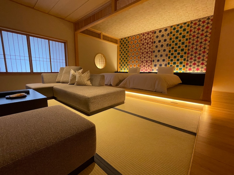 星野リゾート「界 長門」客室例「長門五彩の間」。寝台が一段高く、藩主が休む部屋をイメージしている