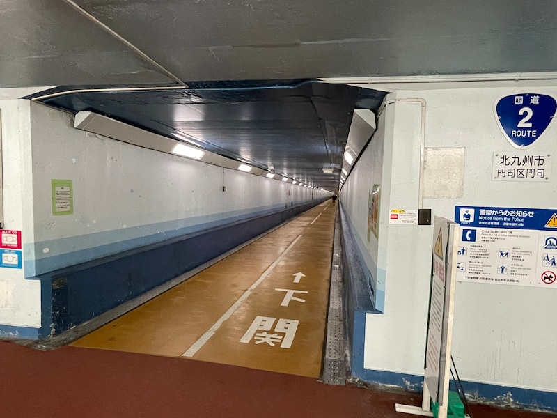 エレベーターで海底に下りると、人道が現われる