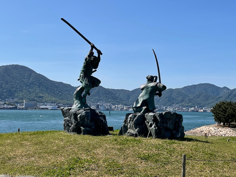 巌流島（船島）の宮本武蔵・佐々木小次郎の銅像