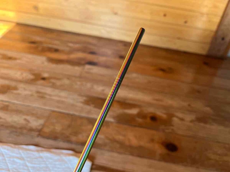 セリアの「ステンレスストロー　オーロラカラー」は表面がオーロラのように輝く
