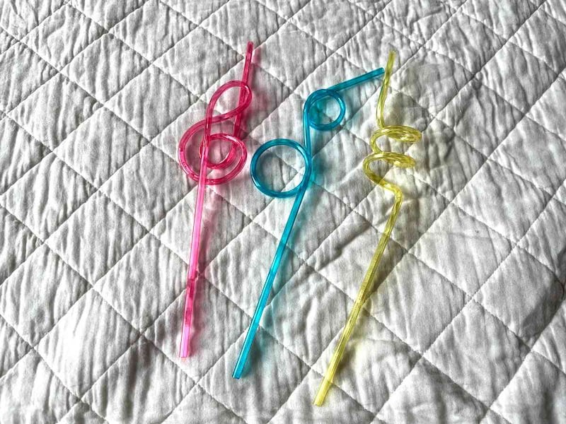 セリアの「パーティーストロー」はピンク、ブルー、イエローの3色