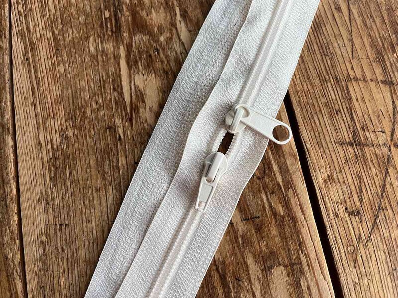セリアの「コイルチェーンファスナー 大」にはスライダーが2つある