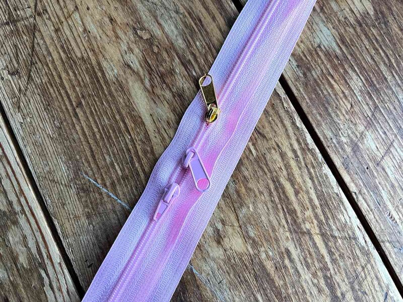 セリアの「コイルチェーンファスナー 小」にはスライダーが3つついている