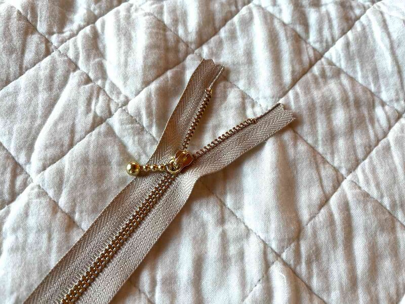 セリアの「玉付きファスナー 16cm」はスライダーに玉がついている