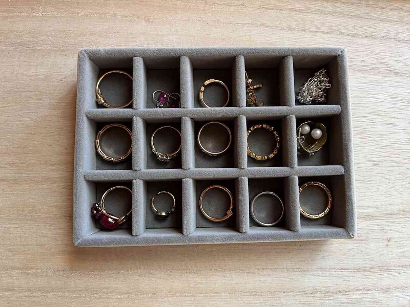 セリアの「ベロア調アクセサリー収納ケース」はアクセサリー同士がぶつからない