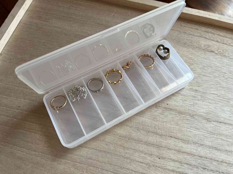 セリアの「アクセサリーケース」は14マスある