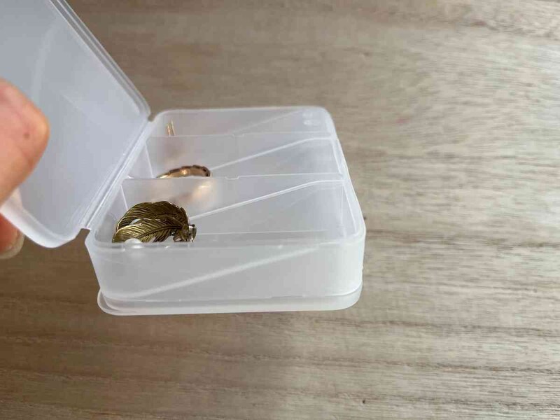 セリアの「アクセサリーケース」は収納場所が斜めになっている