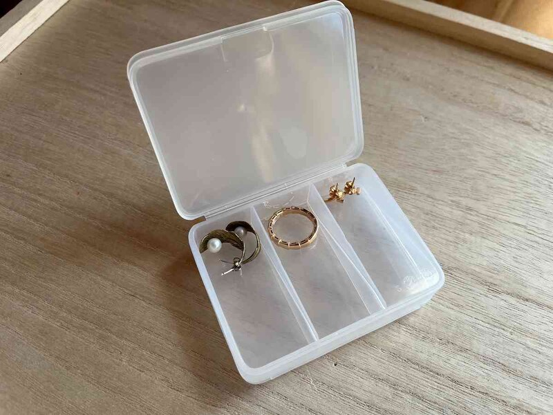 セリアの「アクセサリーケース」の6マスタイプはコンパクトサイズ