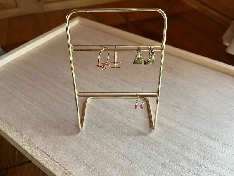 セリアの「ピアス・イヤリングスタンド」はピアスをかけて使う