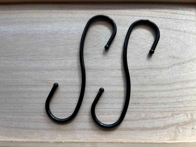 セリアの「ジョイハンバー　特大」は太い棒にもかけられる