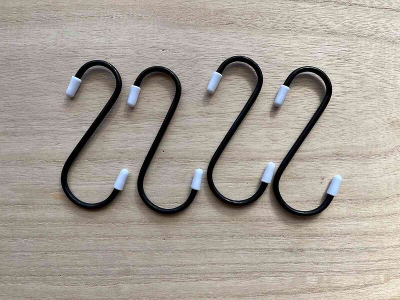 セリアの「スチールSかけフック リンクル」は先端にキャップ付き